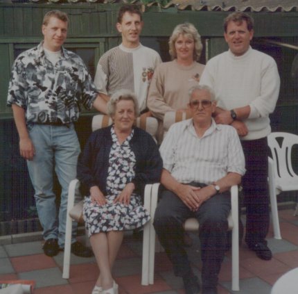 pa en ma + kids.JPG (36521 bytes)